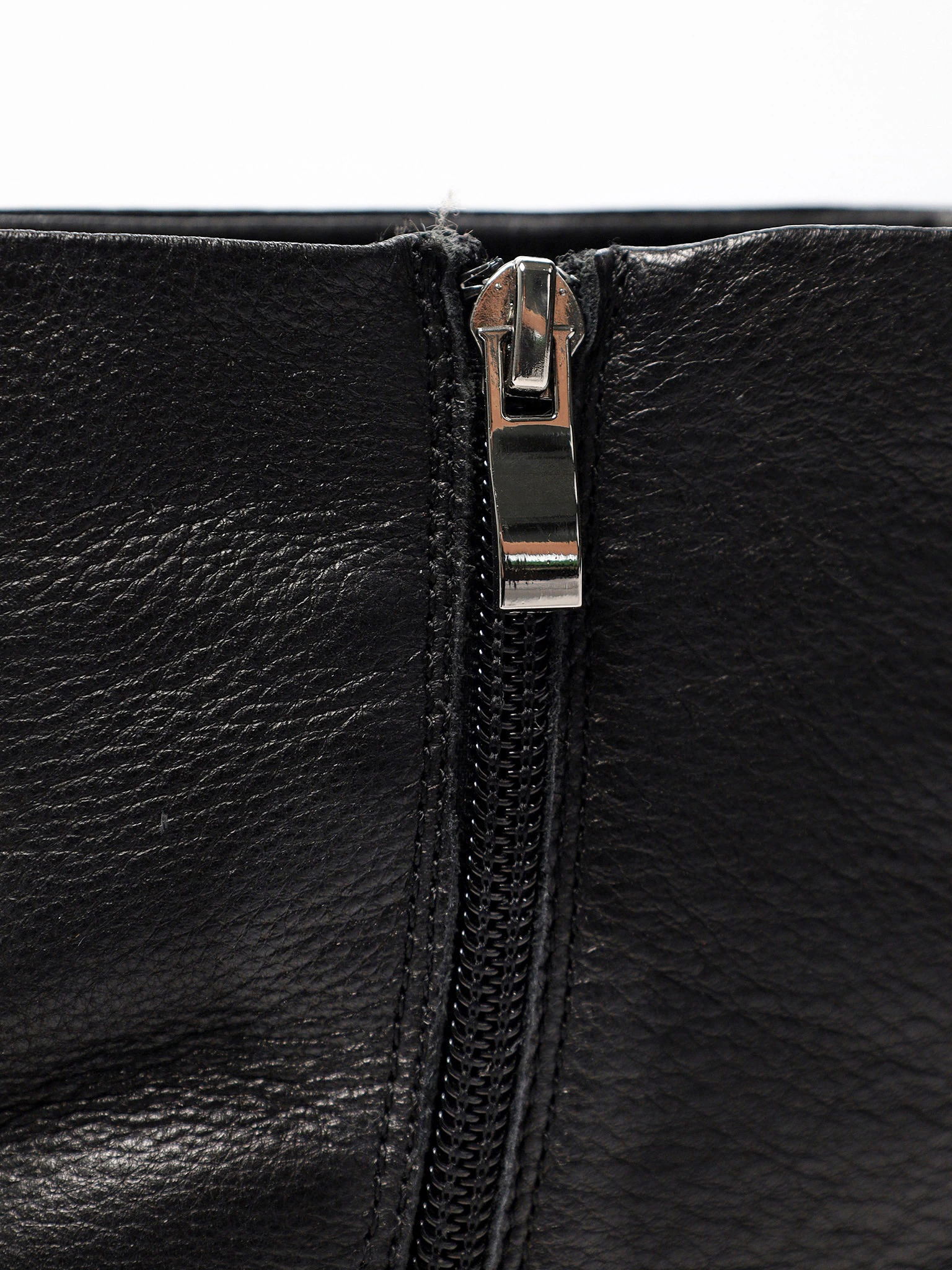 Ботинки черного цвета с декоративным замком сзади